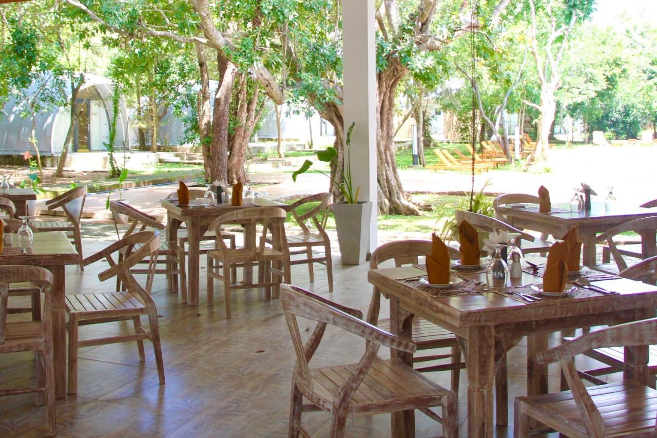 Nivadoo Resort Sigiriya Dış mekan fotoğraf The restaurant at the resort