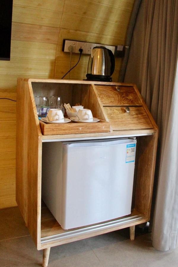 Nivadoo Resort Sigiriya Dış mekan fotoğraf A small refrigerator in a hotel room