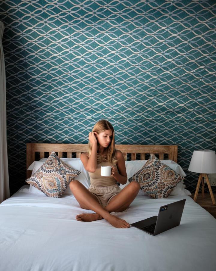 Nivadoo Resort Sigiriya Dış mekan fotoğraf A woman sitting on a bed