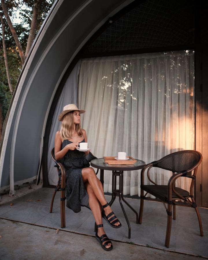 Nivadoo Resort Sigiriya Dış mekan fotoğraf A woman drinking coffee