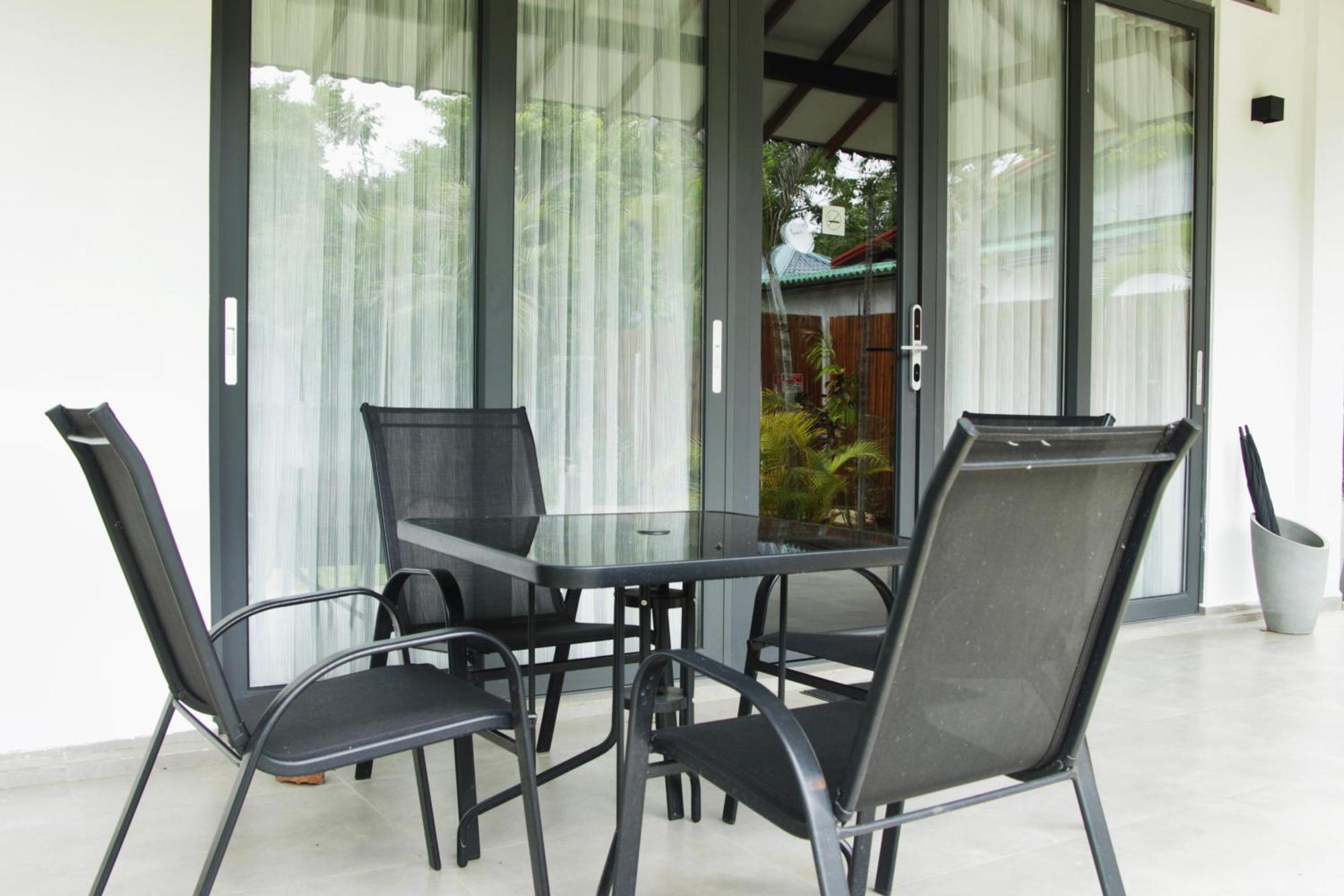Nivadoo Resort Sigiriya Oda fotoğraf A set of patio furniture