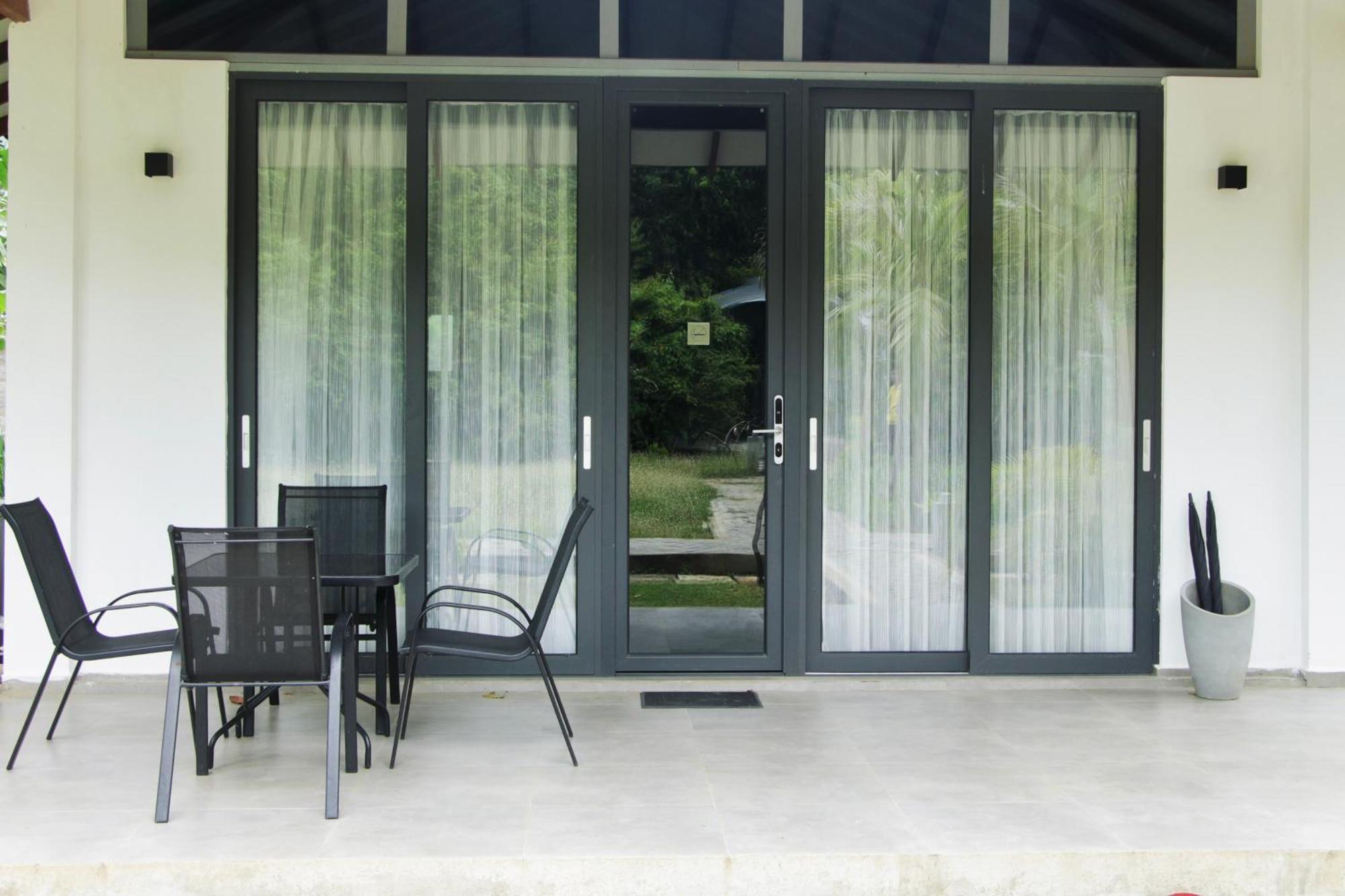 Nivadoo Resort Sigiriya Oda fotoğraf A set of sliding doors
